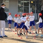 選手にコツを教わってボールを投げる児童＝西宮市立用海小学校