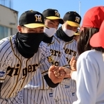 終了後に児童たちとグータッチする佐藤輝明選手（左）ら＝西宮市立用海小学校