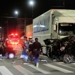 大型トラックが車列に突っ込んだ事故現場＝７月３１日未明、尼崎市内