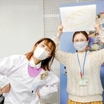 パーソナリティ賞を受けた岸ゆき子さん（左）＝エフエム宝塚提供