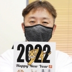 動物愛護につながる「わんにゃん賀状」を手にするコラボの高松靖郁社長＝尼崎市武庫豊町３