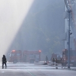 大量に放水される中で活動する消防隊員＝猪名川町差組