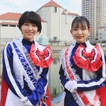 阪神総局への応援コメントを寄せる宝塚市の観光大使「サファイア」の御手洗菜々さん（左）と阪上雅日さん＝宝塚市内