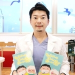 絵本の制作に携わった沖田亮介院長＝さくら夙川駅前おきた歯科