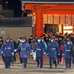 隊列を組んで参拝者を誘導する警備員＝１月１０日午前６時、西宮市社家町、西宮神社