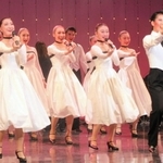 男役と娘役に分かれて歌声を披露する宝塚音楽学校の１０７期生＝宝塚バウホール