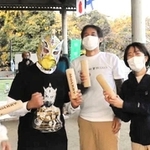 モルックを体験して紹介する記者（右端）＝川西市内