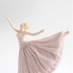 山上真帆さんの磁器製人形「夢の舞」