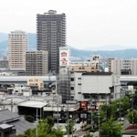 撤去作業が始まる前の「白鷹」看板＝西宮市久保町より