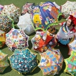 夏の日差しに映えるカラフルな日傘＝尼崎市内