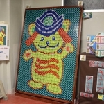 完成した「段ニャー」のキューブアート＝西宮市段上町７