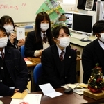 台湾から送られてきたクリスマスカードを読み上げる生徒たち＝伊丹北高校