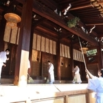 ササなどを使って本殿のすすを払う神職ら＝西宮神社