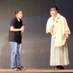 認知症の高齢者と家族を演じ、特殊詐欺の被害防止を訴える演劇部員＝武庫西生涯学習プラザ