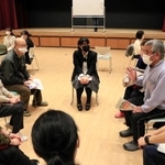 交流会で高齢者たちと語り合う演劇部員＝武庫西生涯学習プラザ