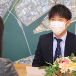 寄付品の目録を手渡す堂安憂さん＝尼崎市役所