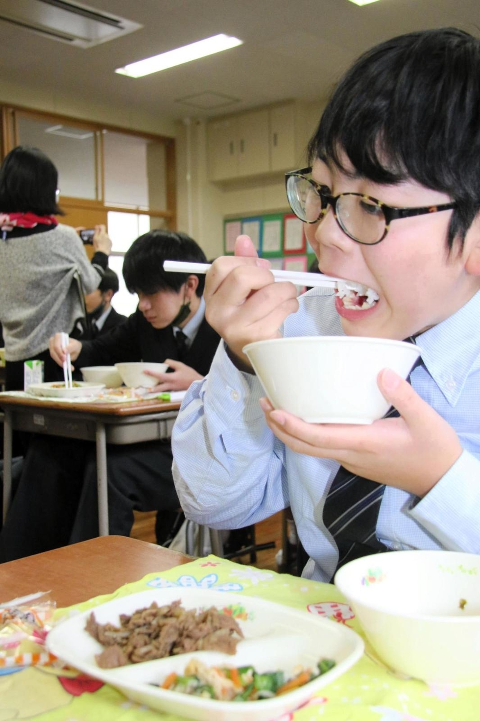 神戸新聞next 阪神 温かい料理おいしい 尼崎で中学校給食スタート 地元産の米や野菜も献立に