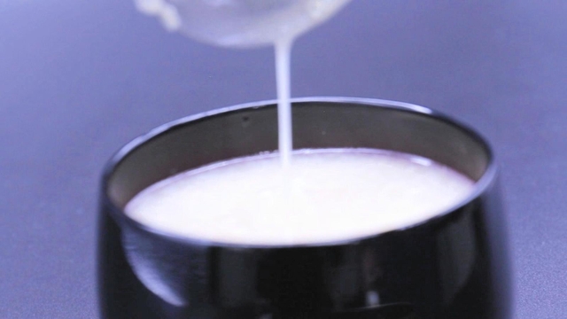 西宮の酒造会社「白鷹」の甘酒。麹のつぶつぶ感が特徴