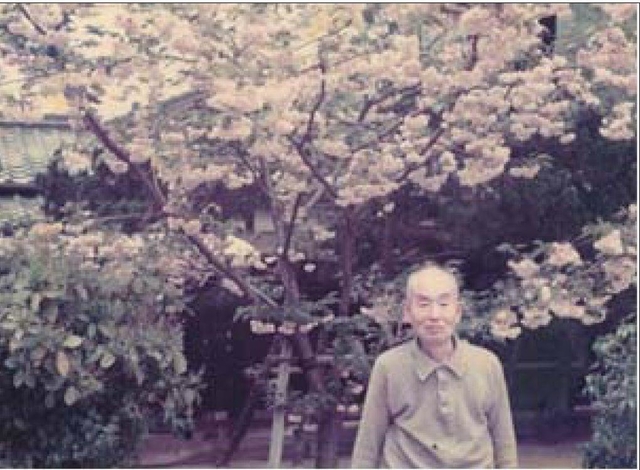 １５年連続で福男になった田中太一さん。西宮神社境内に植樹した桜と（家族提供）