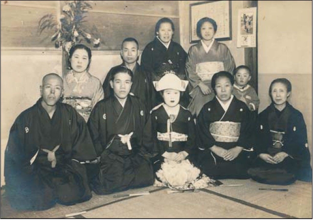 １９４０年ごろの田中太一さん（後列左から２人目、家族提供）