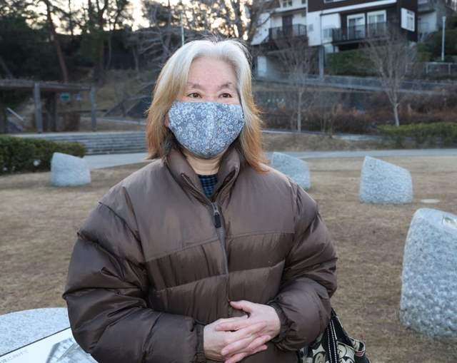 「子どもたちは健康に生きてほしい」と話す浜田優子さん＝西宮市奥畑、西宮震災記念碑公園（撮影・長嶺麻子）