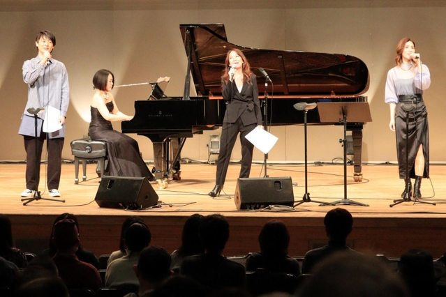 「しあわせを運べるように」を合唱する出演者ら＝芦屋ルナホール
