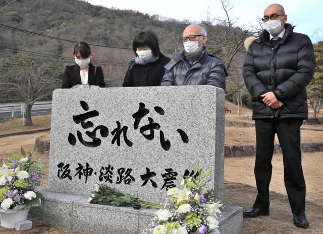 弟子の冥福を祈って献花する森信雄さん（右から２人目）＝宝塚市小林（撮影・斎藤雅志）