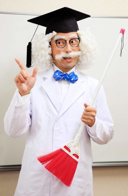 栄水化学に所属する「エコピカはかせ」。小学生を対象に掃除の基本を教え、生きる力を伝えている＝尼崎市築地２
