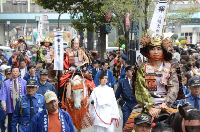 過去の「源氏まつり」の懐古行列の様子（川西市提供）