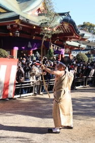 疫病退散などを願い、魔よけの矢を放つ「奉射事始祭」＝西宮市社家町、西宮神社