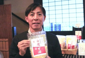 甘酒のおすすめの飲み方を紹介する白鷹禄水苑の今井豊さん＝西宮市鞍掛町