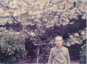 １５年連続で福男になった田中太一さん。西宮神社境内に植樹した桜と（家族提供）