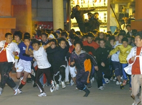 激しい先頭争いが繰り広げられる福男選び（２００８年）