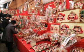 縁起物を求める参拝者＝西宮神社