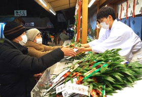 福笹を受け取る参拝客＝１０日午前、西宮市社家町、西宮神社