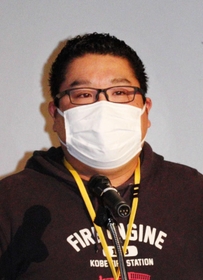 災害に備える大切さを生徒たちに呼び掛ける柴田大輔さん＝仁川学院高校