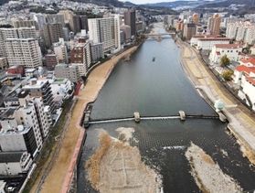 武庫川の中州にある石積みの「生」のオブジェ＝宝塚市湯本町