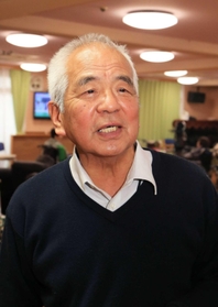 災害時の公衆電話の有用性について語る中村大蔵理事長＝園田苑（撮影・斎藤雅志）