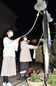亡くなった児童を思い、復興の鐘を鳴らす児童たち＝高木小学校