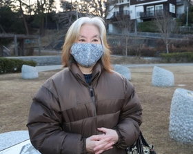 「子どもたちは健康に生きてほしい」と話す浜田優子さん＝西宮市奥畑、西宮震災記念碑公園（撮影・長嶺麻子）