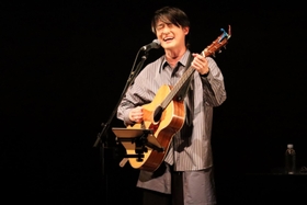力強く歌う尾崎裕哉さん＝芦屋ルナホール