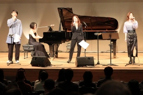 「しあわせを運べるように」を合唱する出演者ら＝芦屋ルナホール