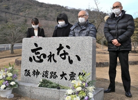 弟子の冥福を祈って献花する森信雄さん（右から２人目）＝宝塚市小林（撮影・斎藤雅志）