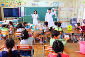 子どもたちに掃除の基本を教える「エコピカはかせ」（尼崎市提供）
