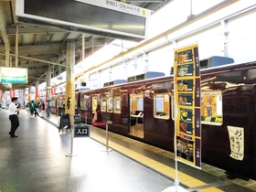 車両を活用したイベントの様子。写真は車両で飲食が楽しめる能勢電鉄主催の「お帰り横丁」（提供）
