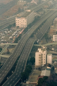 崩れた岩屋交差点の陸橋。国道２号と同４３号の分岐点で、交通に大きな影響をもたらした＝１９９５年１月１８日、神戸市灘区