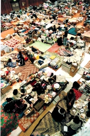 体育館は避難生活者で埋め尽くされた＝１９９５年３月６日、神戸市長田区
