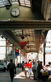 震災発生時刻で止まったままの時計＝１９９５年４月４日、西宮市田中町、西宮中央商店街