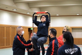 真剣な表情で懸垂をする藤田真子さん＝大阪市浪速区