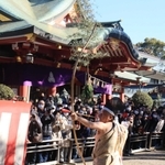 疫病退散などを願い、魔よけの矢を放つ「奉射事始祭」＝西宮市社家町、西宮神社